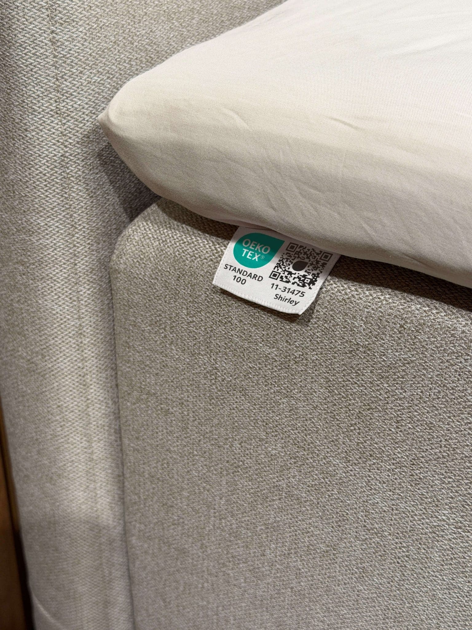 Voodi beeži kanga külge lina alla õmmeldud OEKO-TEX® STANDARD 100 märgis