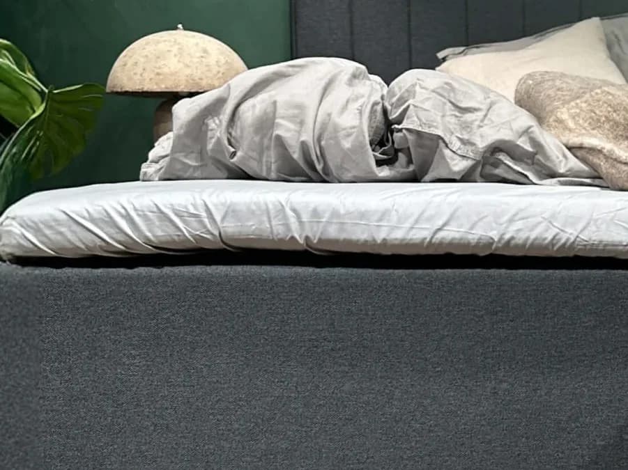 Lähivõte perevoodi kattemadratsile pingule tõmmatud FamBed voodilinast