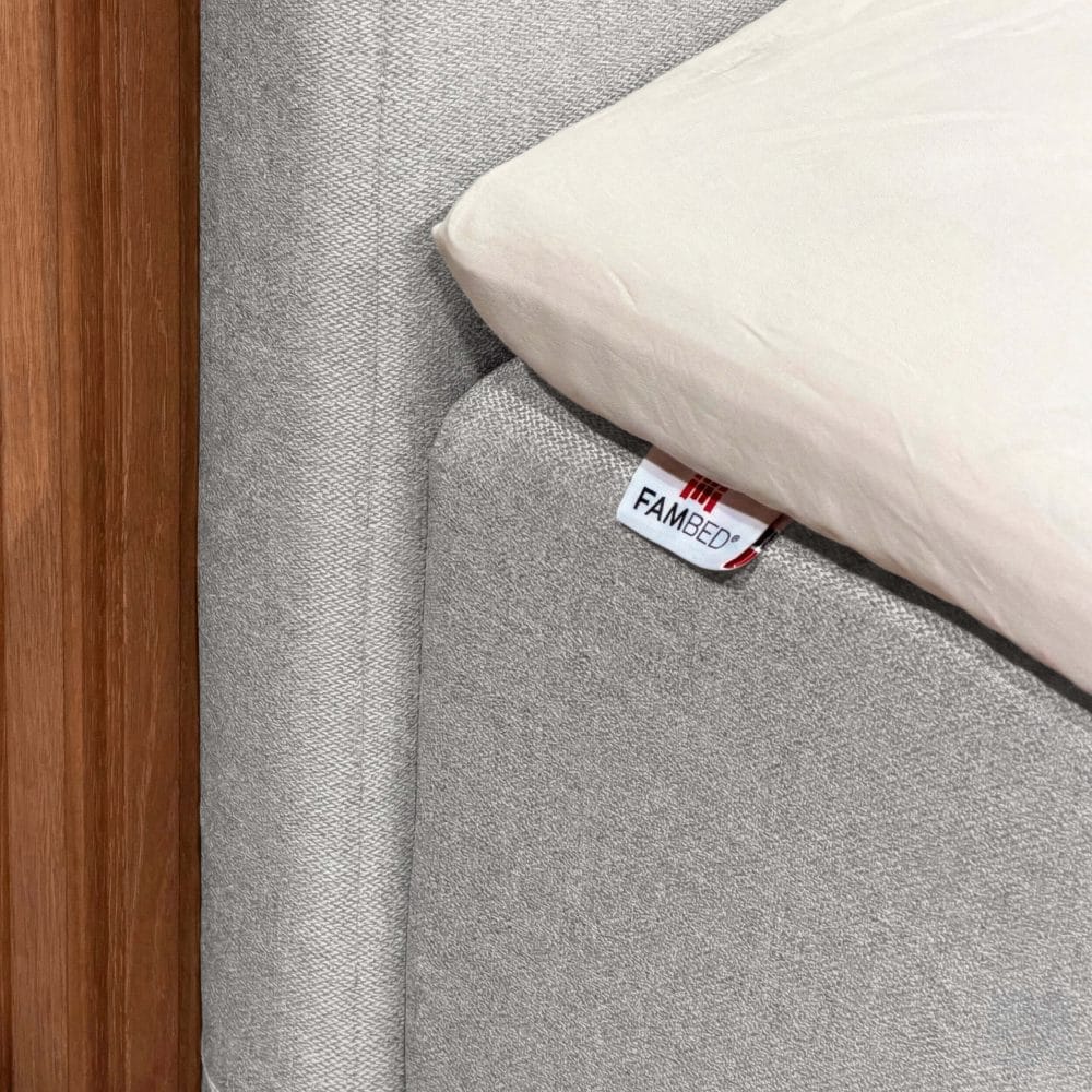 fambed_familieseng_cover_betraek_lysegraa