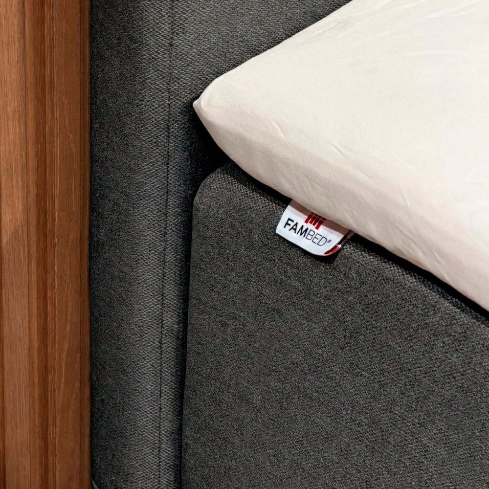 fambed_familieseng_cover_betraek_moerkegraa